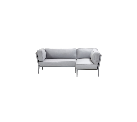 Stilvolle hellgraue Eckcouch mit modernem Design, ausgestattet mit weichen Kissen für Komfort und eleganten metallen Akzenten.