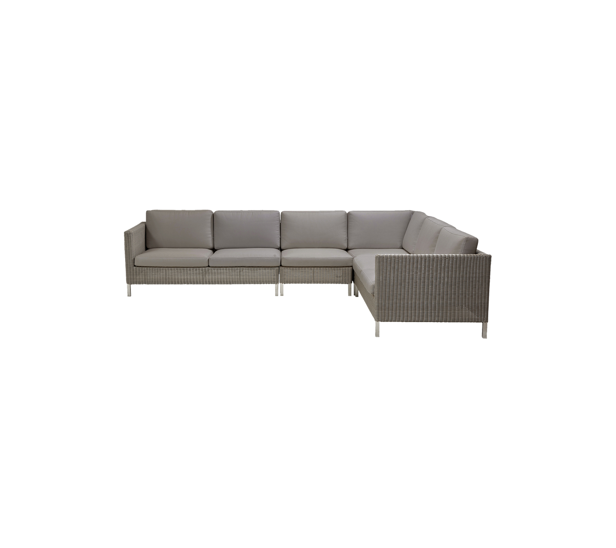 Moderne Ecksofa mit weichen Kissen in weichem grauen Stoff und einem geflochtenen Sockel, perfekt für stilvolle Sitzarrangements.