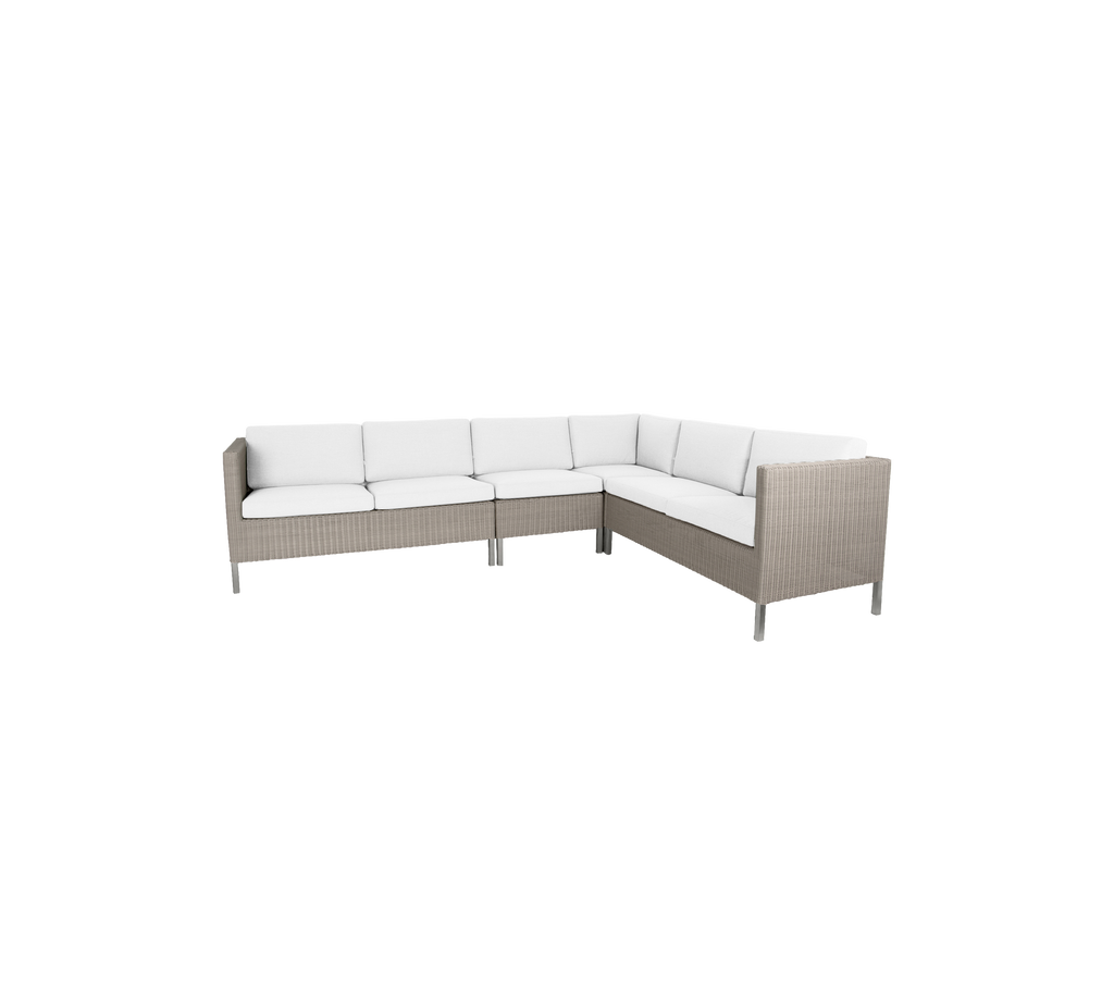 Stilvolle Outdoor-Eckbank mit plüschigen weißen Kissen und modernem Rattandesign, perfekt für Zusammenkünfte und Entspannung.