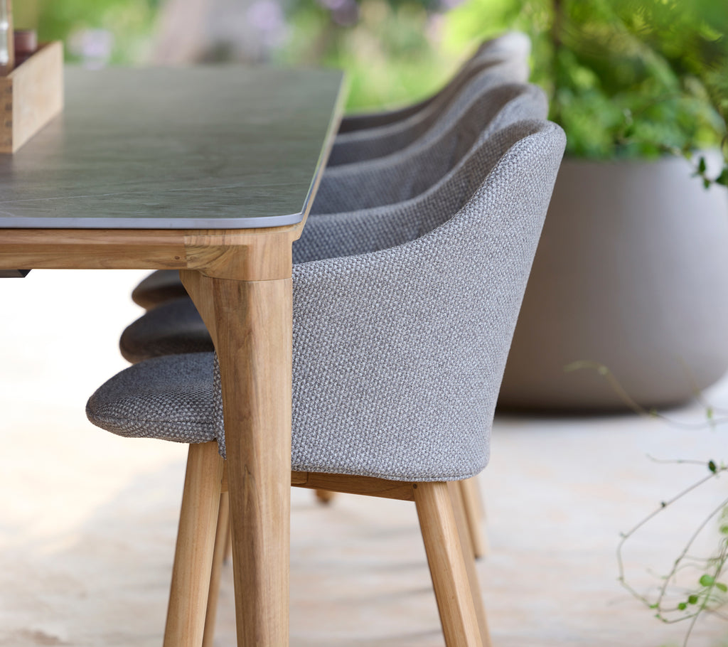 Moderne grauer Stuhl und Tisch in einer ruhigen Außenszene.