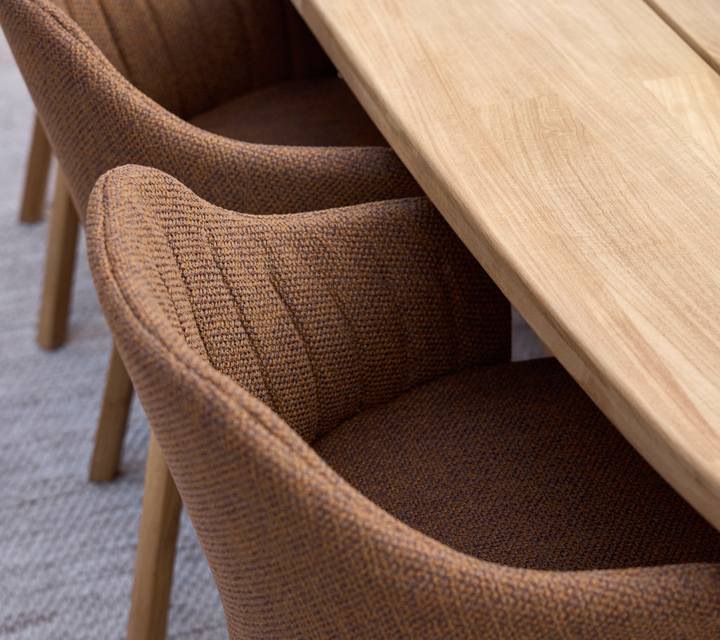 Braune Essstühle kombiniert mit einem Holztisch in einem modernen Umfeld.