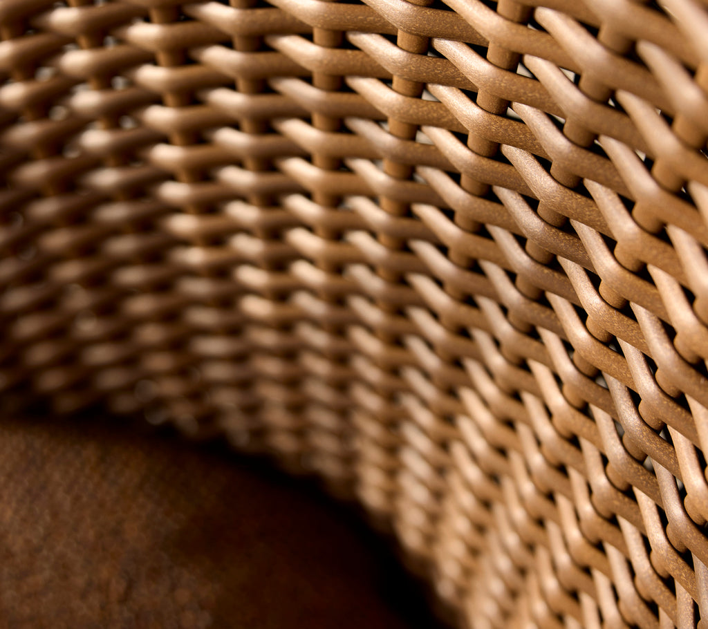 Nahaufnahme eines Küstenflachgewebes, das kunstvoll gewebte Muster in natürlichen Tönen zeigt und Textur sowie Handwerkskunst betont.