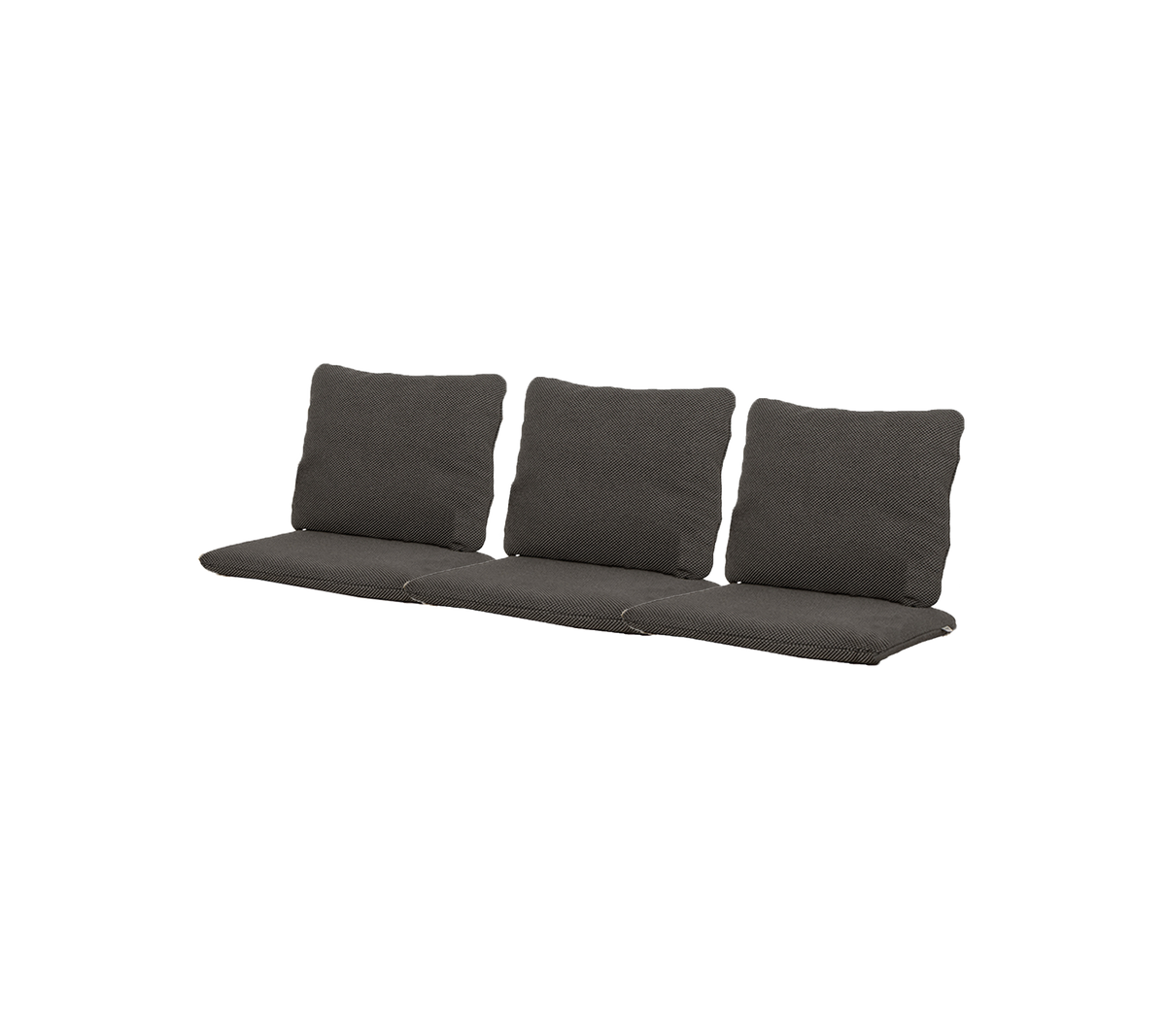 Bequeme Dreipersonenpolsterung in einem eleganten Design, mit mehreren weichen Rückenkissen für zusätzlichen Komfort und Stil.