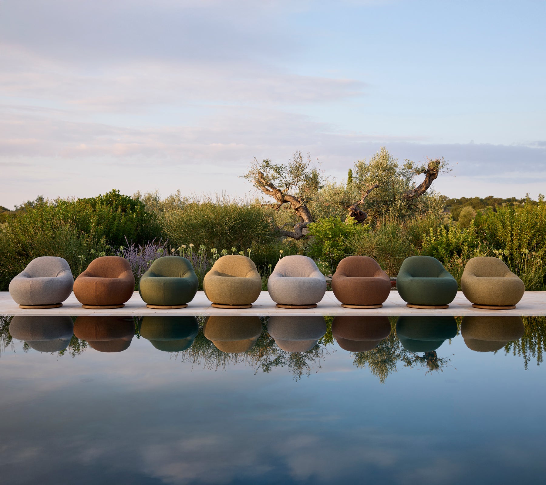 Zeitgenössische Gartenstühle in verschiedenen Farben am Pool aufgestellt.