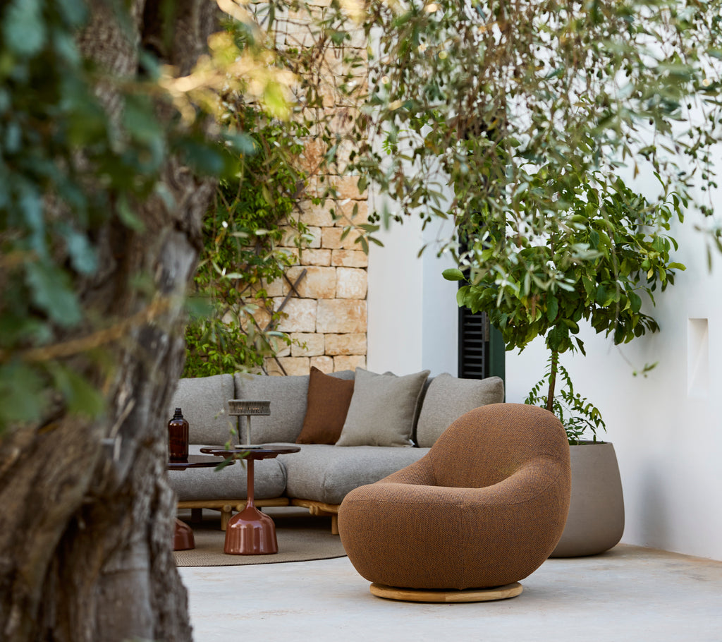 Modernes Lounge-Areal mit einem braunen Stuhl und einem grauen Sofa.