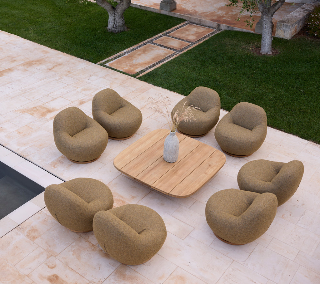 Moderne Lounge-Setup mit beigen Stühlen und einem Holztisch.