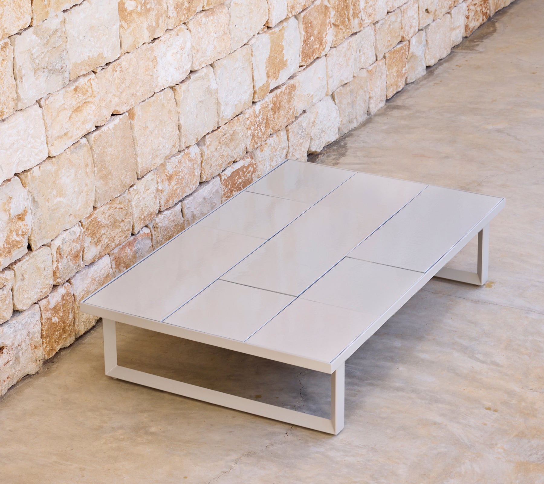 Modernes graues Couchtisch mit einem minimalistischen Design in einer natürlichen Umgebung.