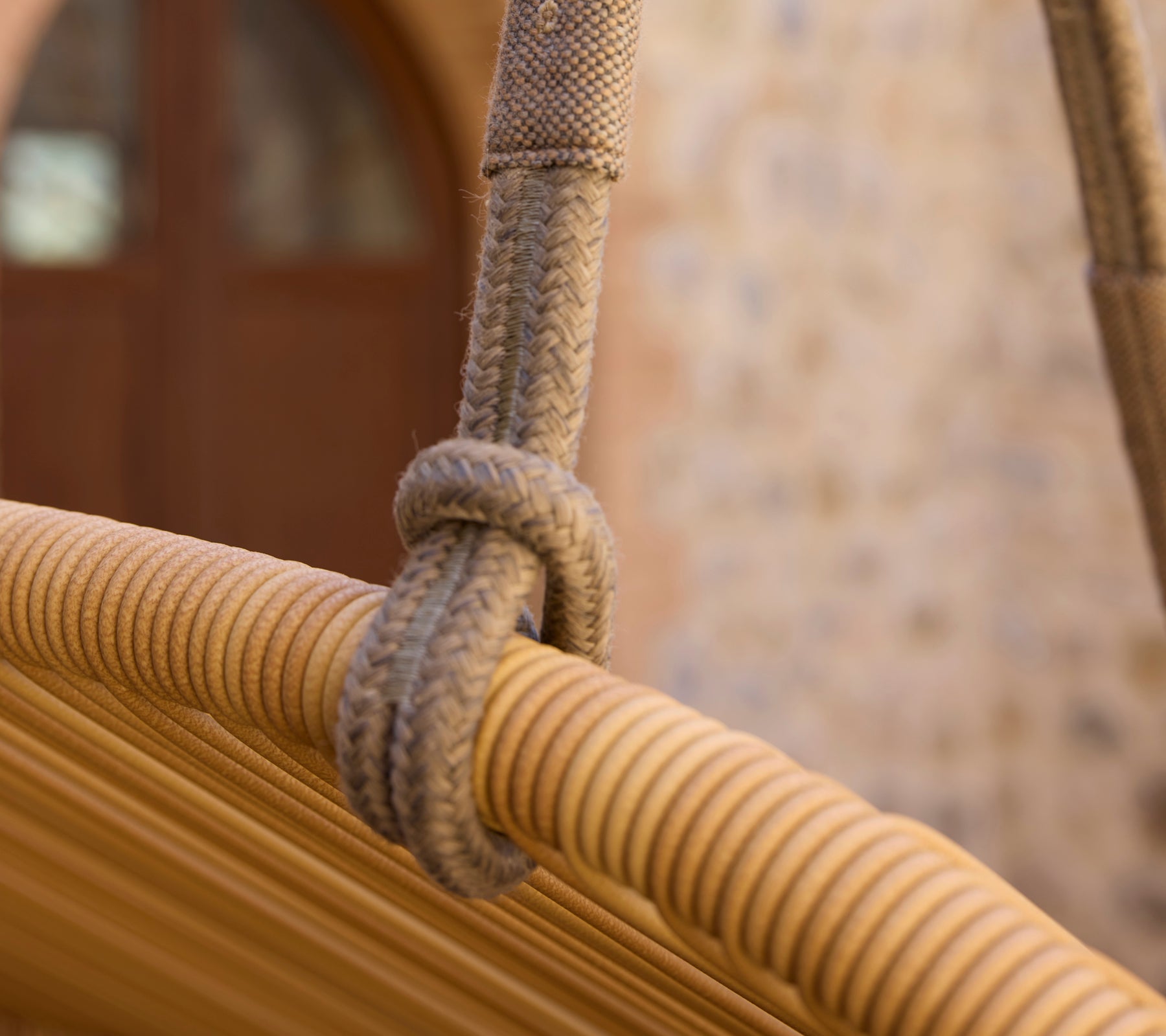 Nahaufnahme eines Seilknots auf einem modernen Hive-Sofa, das die gewebte Textur und Designdetails zeigt.