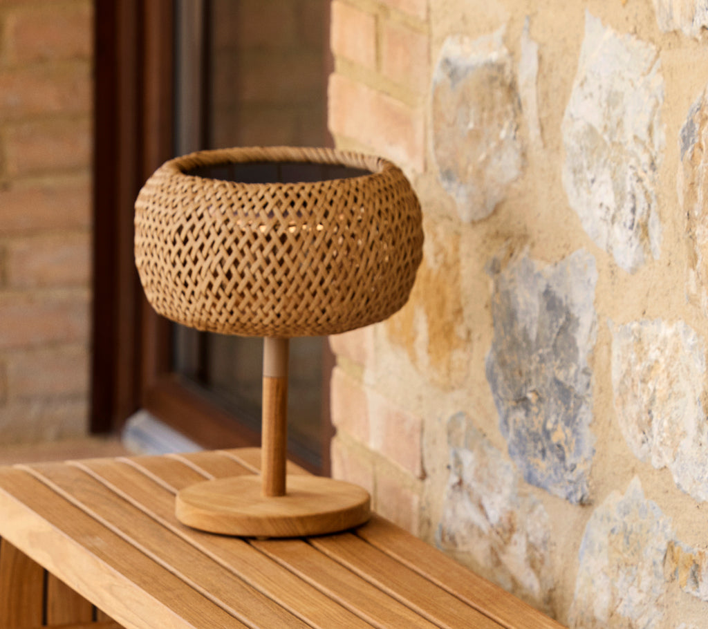Geflochtene Laternen-Tischlampe mit einem Holzfuß, die einen warmen Glanz in einem rustikalen Ambiente verleiht. Perfekt für gemütliche Beleuchtung.