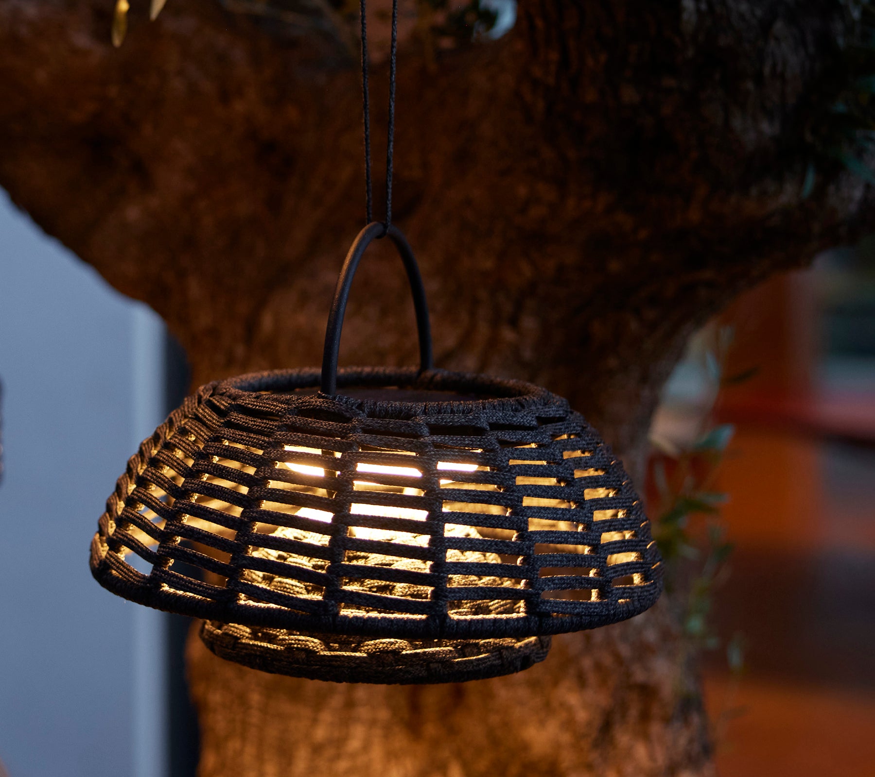 Hängende Illusionslampe mit einem komplizierten gewebten Design und warmem LED-Licht, das eine gemütliche Atmosphäre schafft.