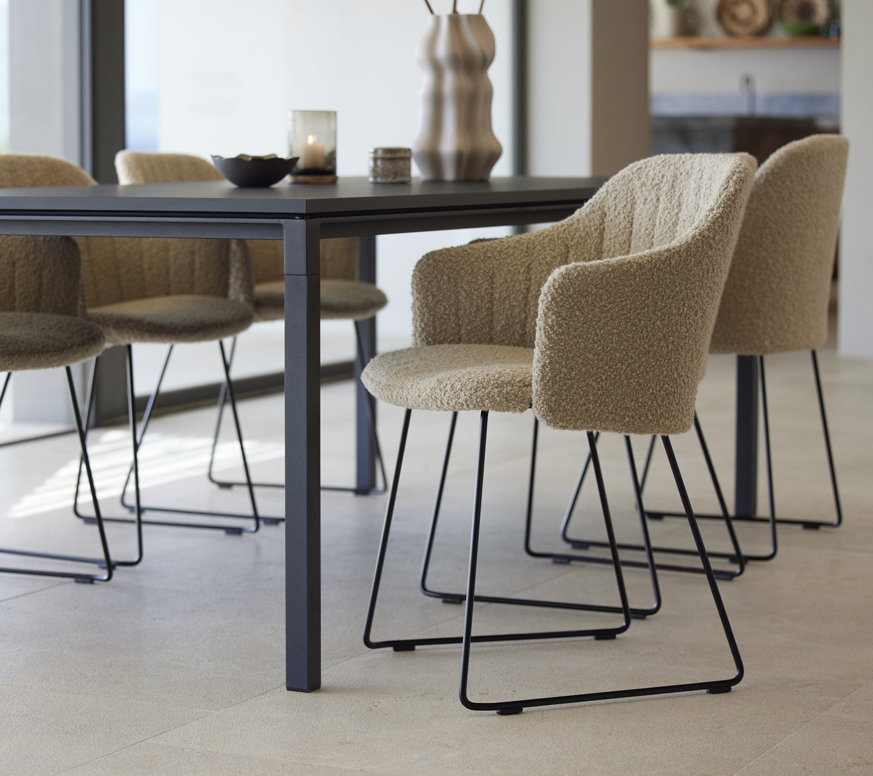 Ein stilvoller Esstisch mit strukturierten Stühlen, der modernes Design und minimalistische Elemente vereint, vorbereitet für einladendes Essen.
