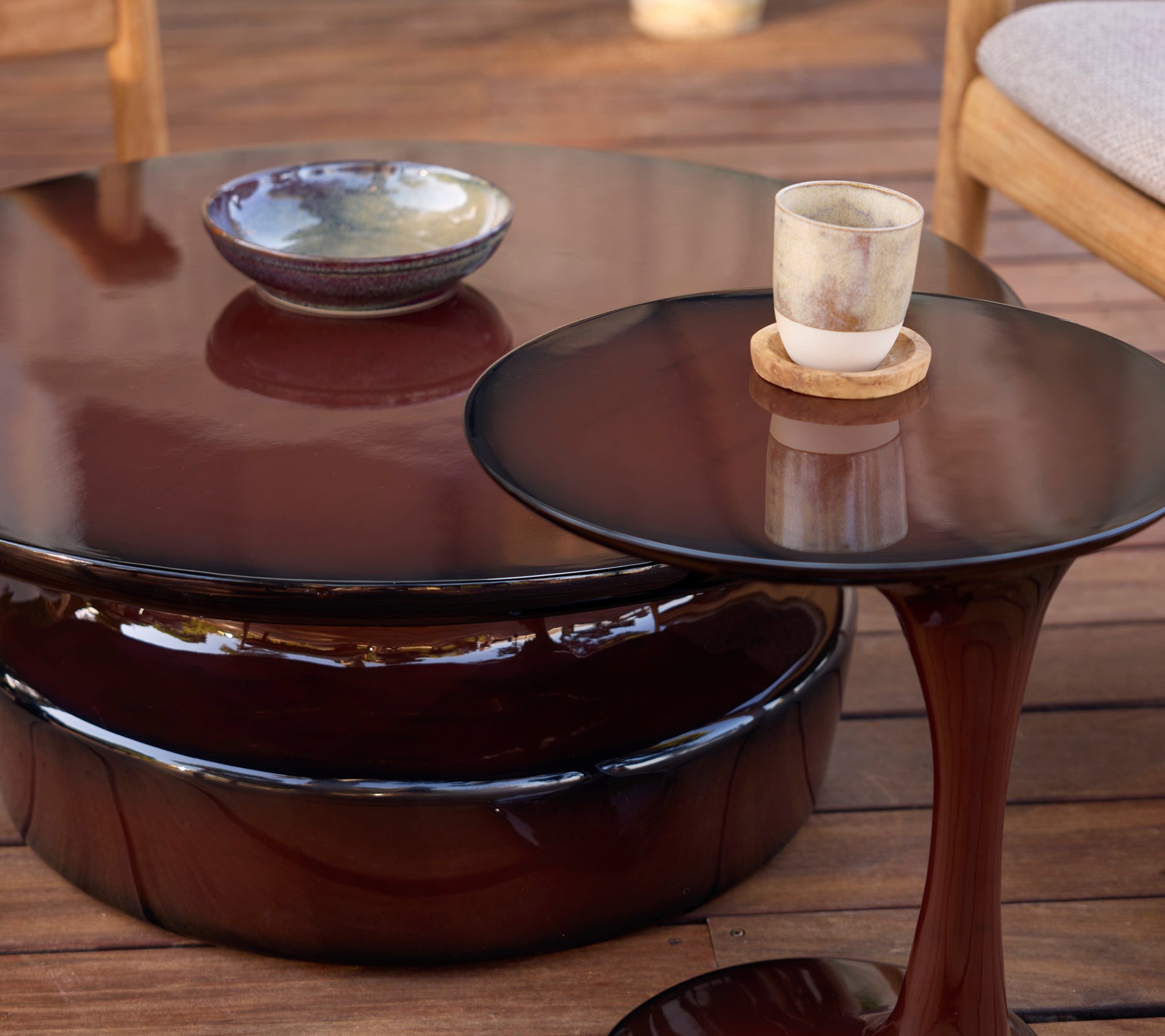 Moderne braune Kaffeetische und Beistelltische mit keramischer Schüssel und Glaskerze.