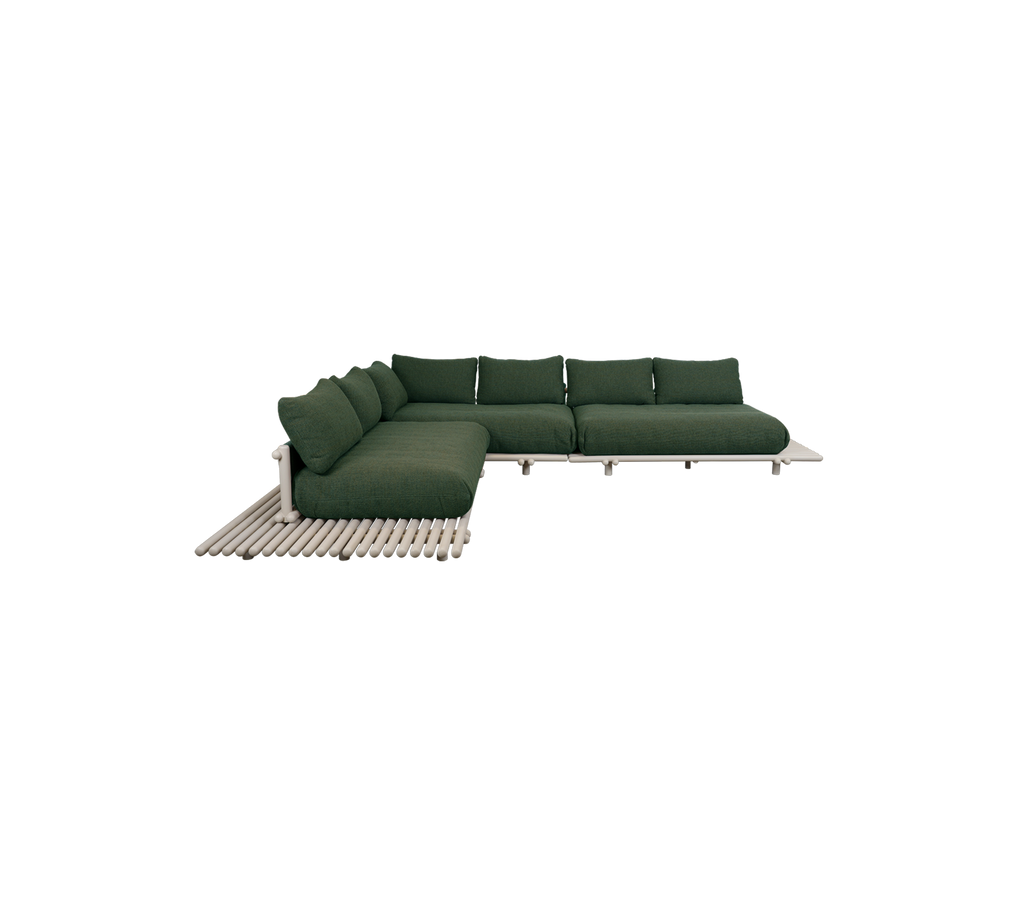 Moderne dunkelgrüne Couch in einer zeitgemäßen Lounge-Umgebung.