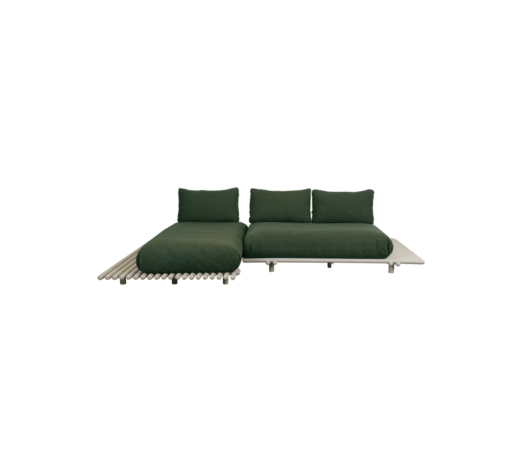 Moderne dunkelgrüne Sofa mit minimalistischem Design.