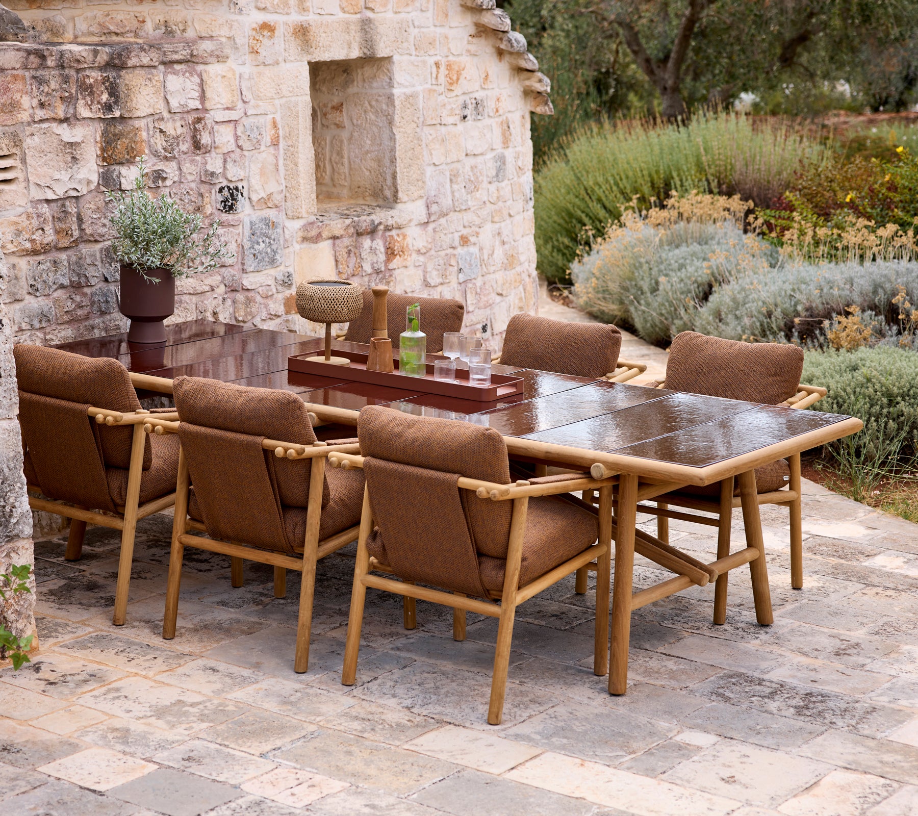 Modernes Gartentischset mit braunen Stühlen und einem passenden Tisch.