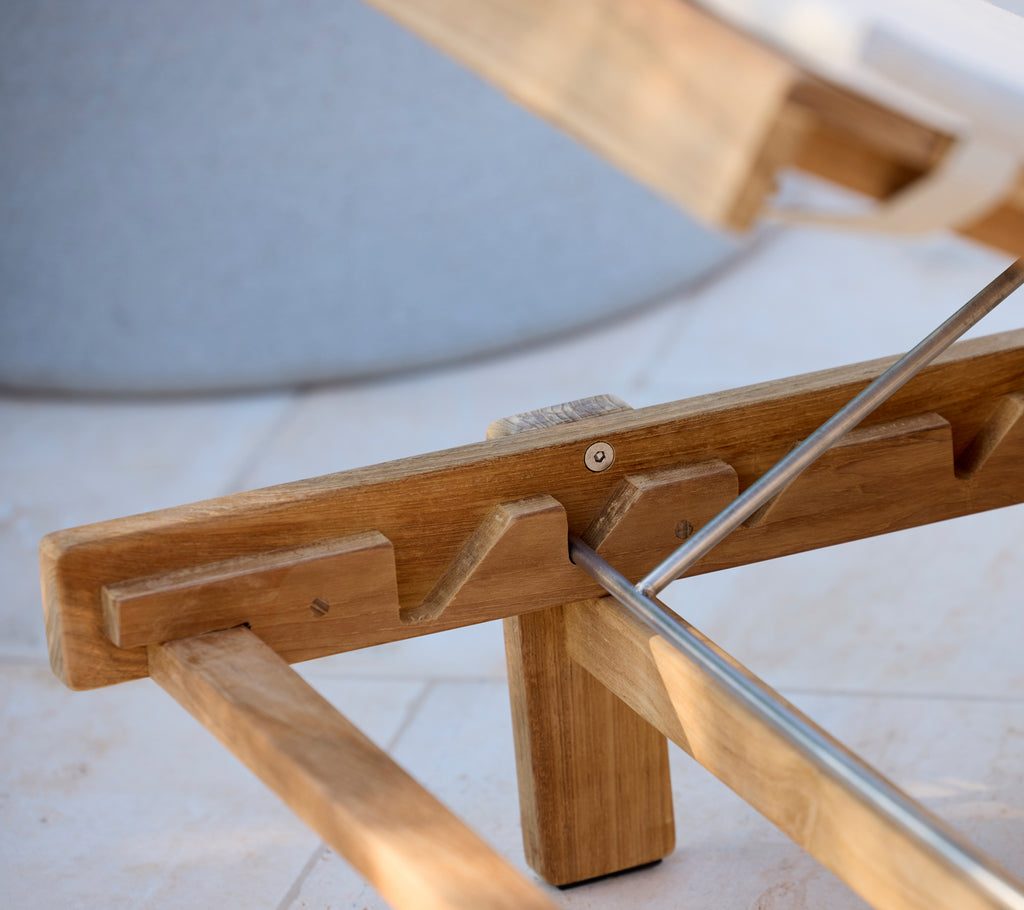 Moderne Holstuhl mit einem einfachen und funktionalen Design.