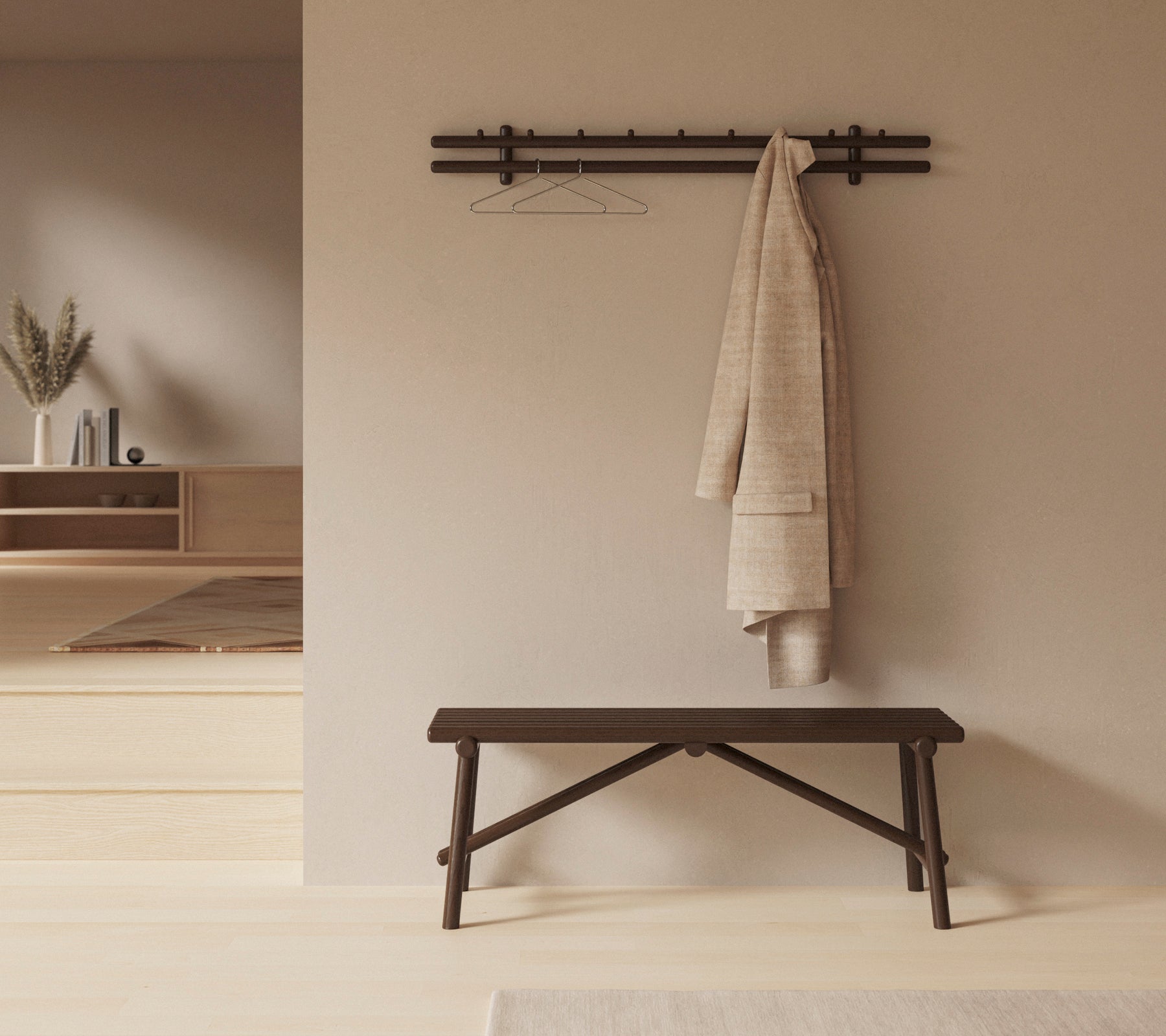 Eine dunkle Holzbank mit einem großen Lappen, der darüber hängt, und einem wandmontierten Regal mit einem Kleiderbügel, vor einem neutralen Hintergrund.