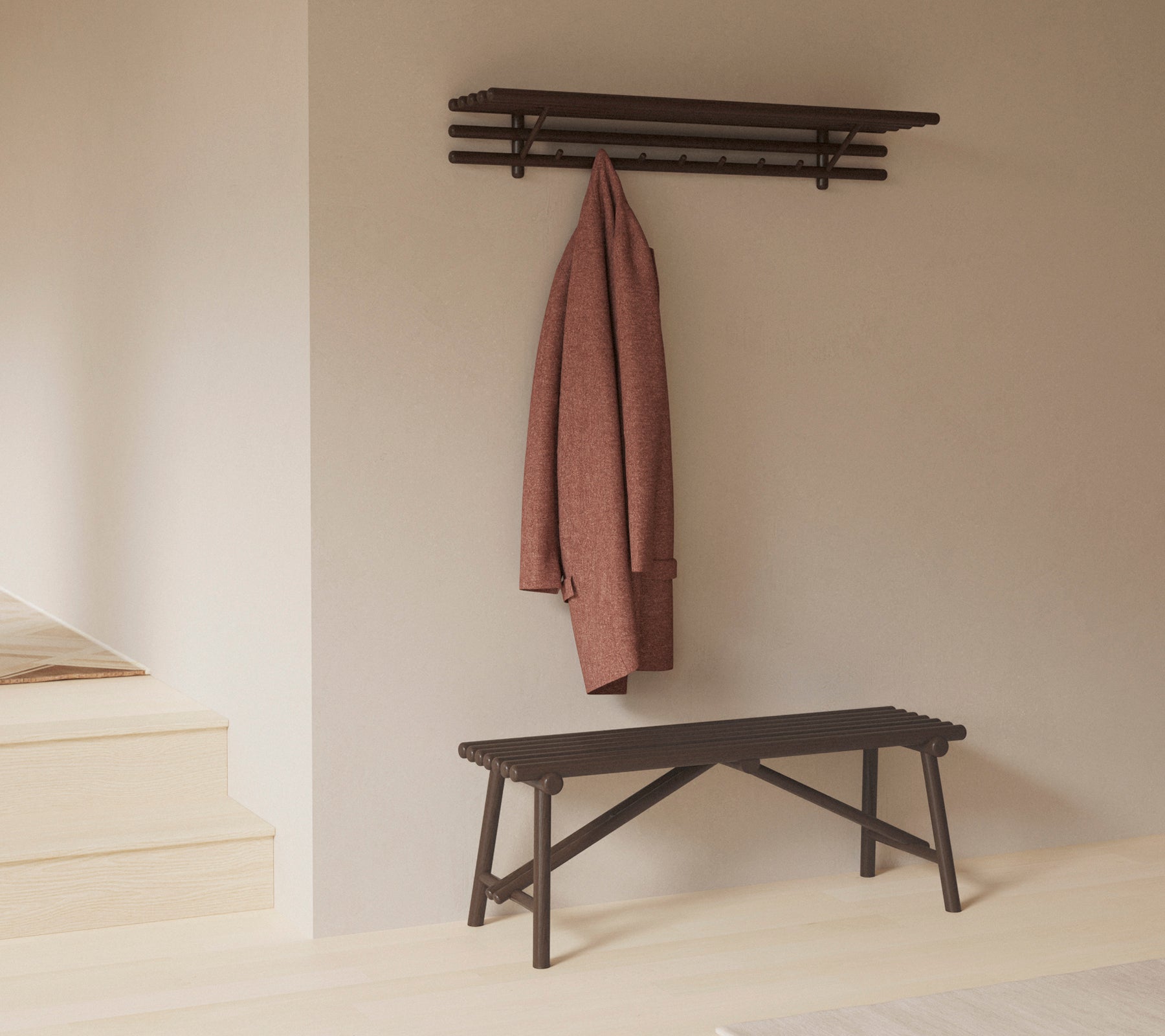 Eine minimalistische Bank mit einem Regal darüber, die einen Mantel zeigt, der an Haken hängt, und die Einfachheit und Funktionalität im Design betont.